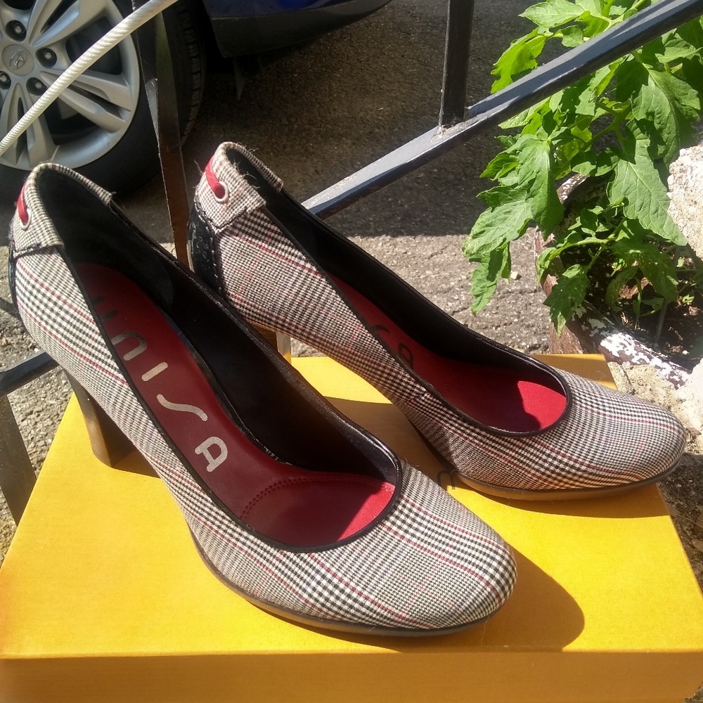 Ladies black plaid fabric pumps, size 7.5M.